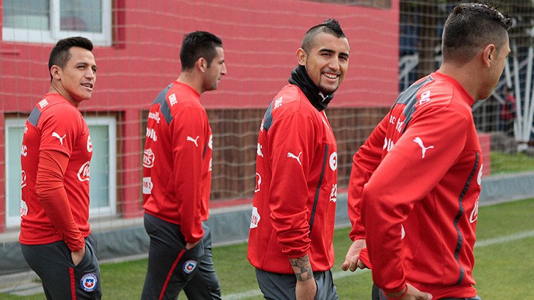 Risas en Chile: Alexis Sánchez incomoda a Arturo Vidal ante las cámaras