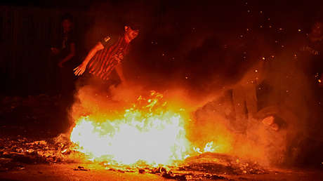 Queman a un hombre en el ataque contra una oficina pública en Venezuela