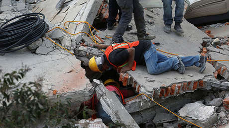 VIDEO: El dramático rescate de los niños atrapados en un colegio derrumbado por el terremoto