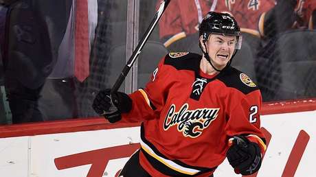 Un jugador de hockey de la NHL amenaza con matar al azafato que le negó cocaína