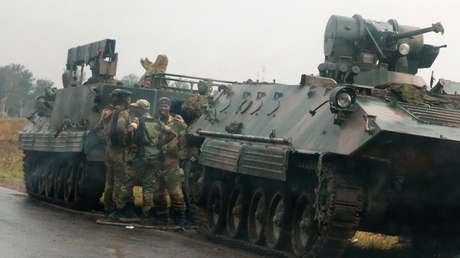 VIDEO: Tanques en las calles de Zimbabue tras el cese por Mugabe de su vicepresidente