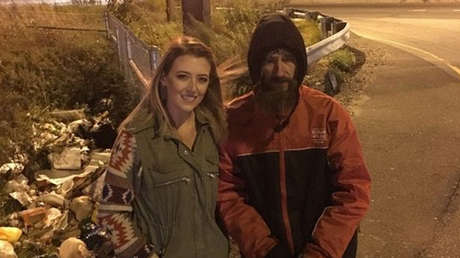 Un 'sintecho' da sus últimos 20 dólares para pagar la gasolina de una mujer y esta le cambia la vida