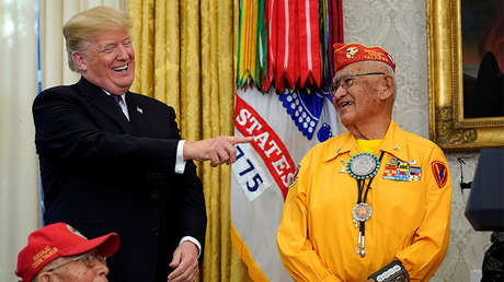 Un nuevo desaguisado de Trump: Habla de "Pocahontas" en un homenaje a veteranos indígenas (VIDEO)