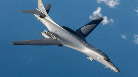 Un bombardero B-1B de EE.UU. sobrevuela la península de Corea en una demostración de fuerza