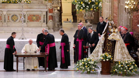 Obispo acusado de encubrir abusos sexuales participa en la primera misa de Francisco en Chile