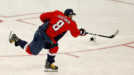 VIDEO: Un jugador ruso de hockey gana concurso de potencia con un demoledor tiro de 163 km/h