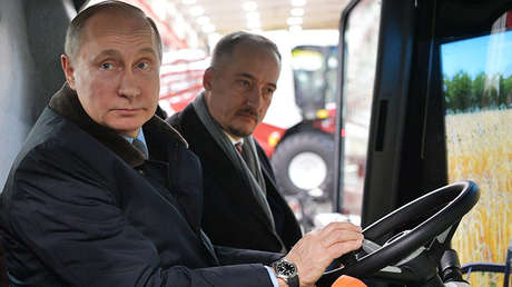 VIDEO: "Yo podría trabajar como operador de cosechadoras", bromea Putin