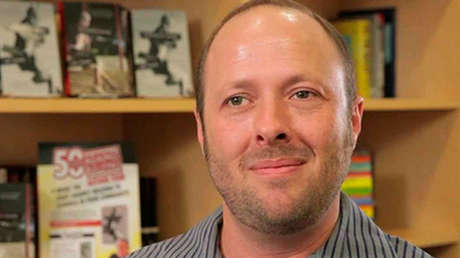 El autor del 'bestseller' sobre acoso sexual 'Por trece razones' es acusado de abusos