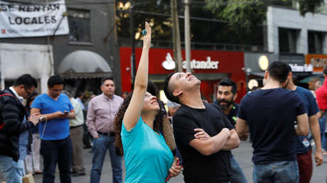 VIDEO: Violinista calma al público en la Ciudad de México con su música durante el sismo