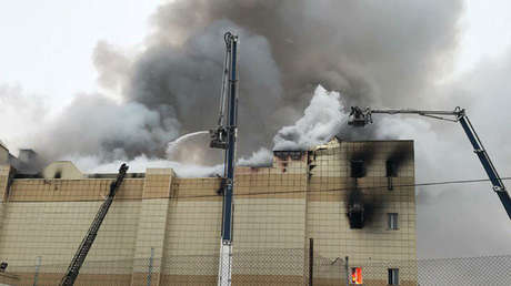 VIDEO: Víctimas tratan de escapar del centro comercial ruso, convertido en una trampa de fuego