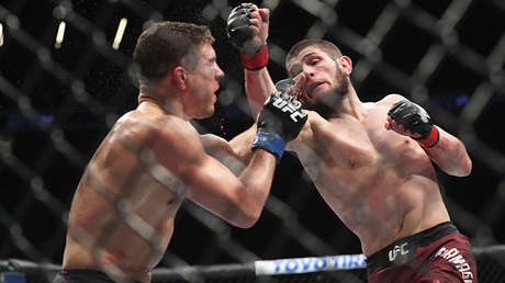 VIDEO: El luchador ruso Jabib Nurmagomédov le arrebata el cinturón del UFC a McGregor