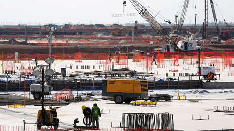 Carlos Slim y López Obrador chocan por el aeropuerto que acapara la contienda presidencial en México