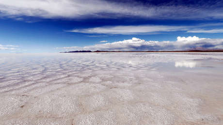 Bolivia ingresa en el mercado internacional de fabricación de baterías de litio