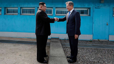 FOTOS: Apretón de manos para la posteridad entre Kim y Moon