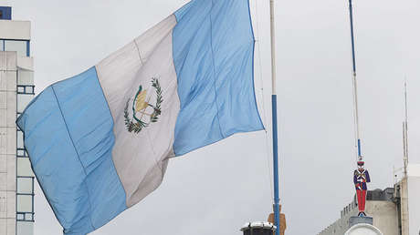 La bandera de Guatemala ya ondea en la nueva sede de su embajada