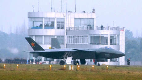 El primer caza furtivo chino J-20 ya participa en ejercicios navales