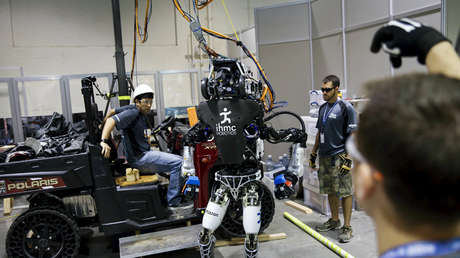 VIDEO: Una máquina androide 'capaz de perseguir a los humanos' trota en un parque