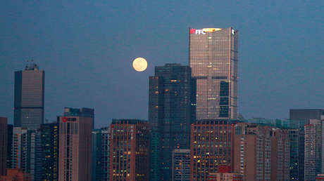 China lanza un satélite para explorar la cara oculta de la luna