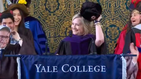 "Si no puedes vencerlos, únete a ellos": Hillary Clinton saca un gorro ruso en un discurso (VIDEO)