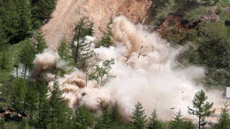 Explosiones y humo: El polígono nuclear norcoreano completamente destruido 