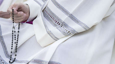 FOTOS: Retiran monumento de sacerdote denunciado por abuso infantil en Ecuador