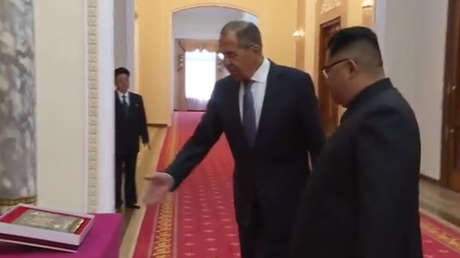 Video: Esto es lo que le regaló Lavrov a Kim Jong-un para "guardar secretos"