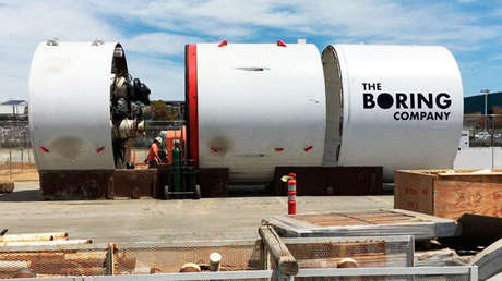 Elon Musk difunde un video de un Tesla atravesando un innovador túnel subterráneo de alta velocidad