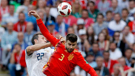 "Salvando una ración de bravas": La Red no perdona a Piqué por la mano en los octavos (MEMES)