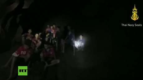 PRIMERAS IMÁGENES: El momento en que hallan con vida a los niños perdidos en una cueva en Tailandia