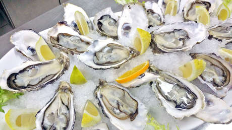 Un hombre come ostras en mal estado y muere víctima de una bacteria 'comecarne'