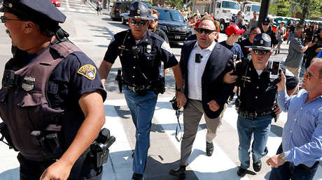 ¿Lucha contra el discurso de odio o censura política? Apple, Facebook y Youtube bloquean Infowars