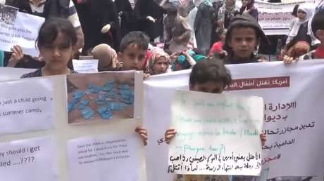 VIDEO: Niños yemeníes protestan contra el bombardeo saudita contra un autobús de escolares