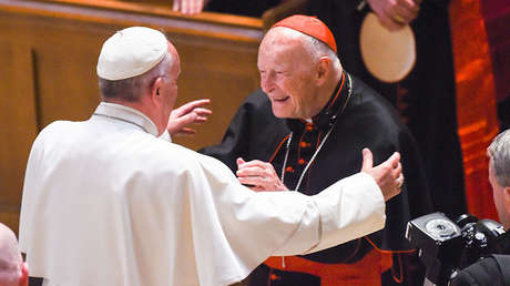 Acusan al papa Francisco de anular sanciones de Benedicto contra arzobispo acusado de abuso infantil