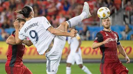 "Dios de los goles": Ibrahimovic marca su gol 500 con una impresionante acrobacia (VIDEO)