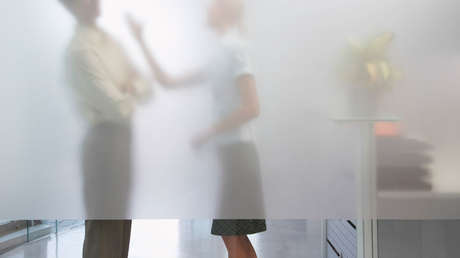 VIDEO: Mujer propina una paliza a un banquero que le pidió sexo para aprobarle un préstamo