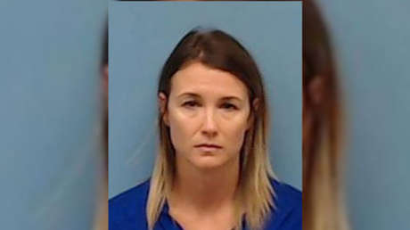 EE.UU.: Acusan a una maestra de tener sexo con un menor en el interior de su automóvil