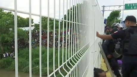 VIDEO: La caravana de migrantes de Centroamérica cruza el río e ingresa a México en lanchas