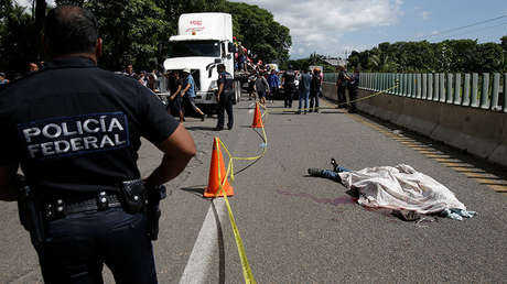 Miembro de la caravana de migrantes que va hacia EE.UU. muere al caer de un camión en México