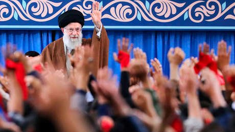 El líder supremo de Irán acusa a Trump de "deshonrar el prestigio" de EE.UU.