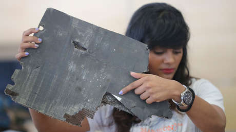 Familiares de las víctimas muestran supuestas piezas del vuelo MH370 y piden reanudar la búsqueda