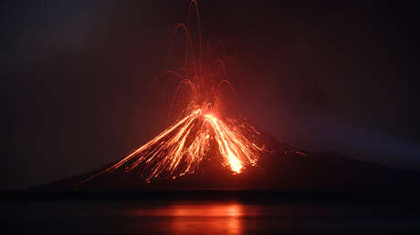 VIDEO: El volcán Anak Krakatoa erupciona horas antes del nefasto tsunami en Indonesia