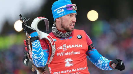 Biatleta ruso triunfa tras dos años suspendido por dopaje y provoca el enojo de sus rivales
