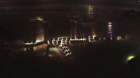 VIDEO: Decenas de autos 'retratan' un fusil Kaláshnikov en Rusia