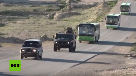 VIDEO: Militares rusos garantizan la seguridad de la columna de refugiados sirios del campamento de Rukban