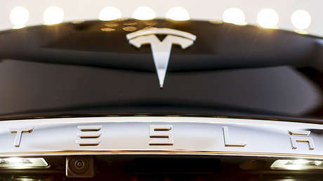 Joyero que regaló un fastuoso anillo a Elon Musk queda atrapado en su "maldito Tesla"