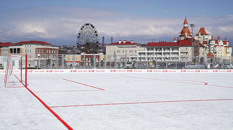 No es nieve: Inauguran en Rusia un campo de fútbol hecho a partir de 50.000 vasos de plástico recicladas (FOTOS)