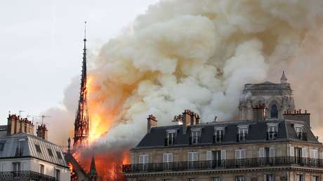 VIDEO: Momento del derrumbe de la aguja de la catedral de Notre Dame de París