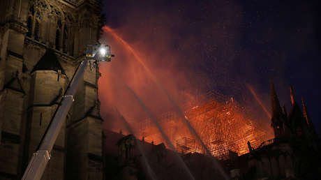 Los bomberos franceses no están seguros de poder sofocar el incendio de Notre Dame