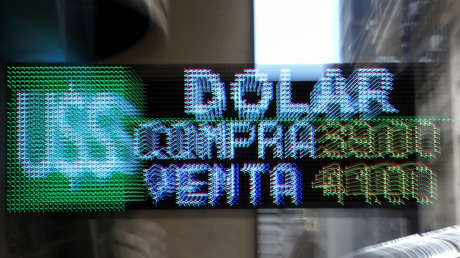Argentina busca frenar la inflación y fija un tope máximo en el aumento del dólar hasta fin de año
