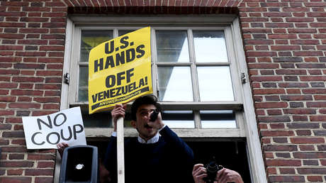 Detienen y golpean el presidente de 'Veteranos por la paz' a las afueras de la Embajada de Venezuela en Washington